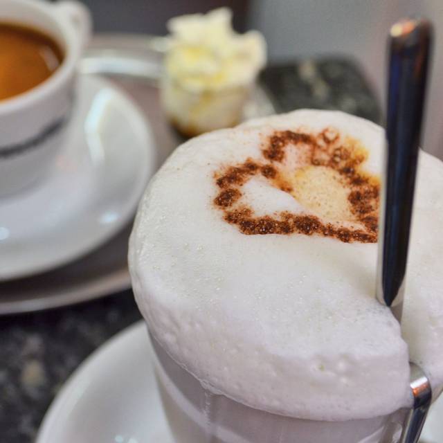 Herz auf einem Cafe im Eiscafe Rizzuti, das Bedüprftigen Getränke schenkt.