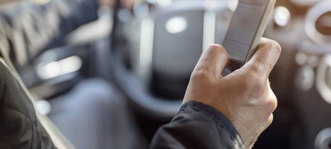 Erwischt: Handy am Steuer!