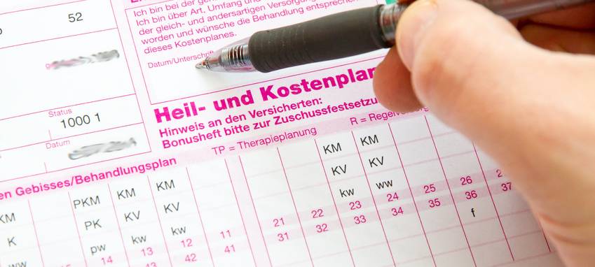 Mann beim Unterschreiben des Heil- und Kostenplanes