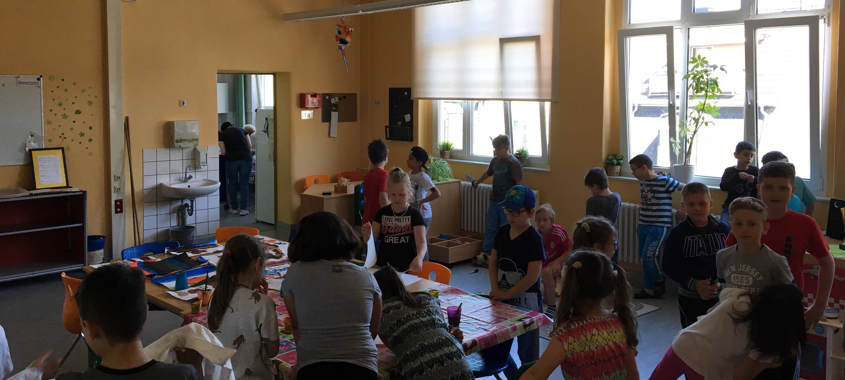 Die Kinder in der offnene Ganztagsschule der Grundschule Schnellmark spielen in ihren Räumlichkeiten.