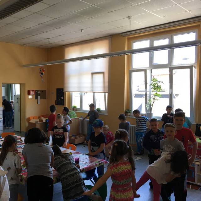 Die Kinder in der offnene Ganztagsschule der Grundschule Schnellmark spielen in ihren Räumlichkeiten.