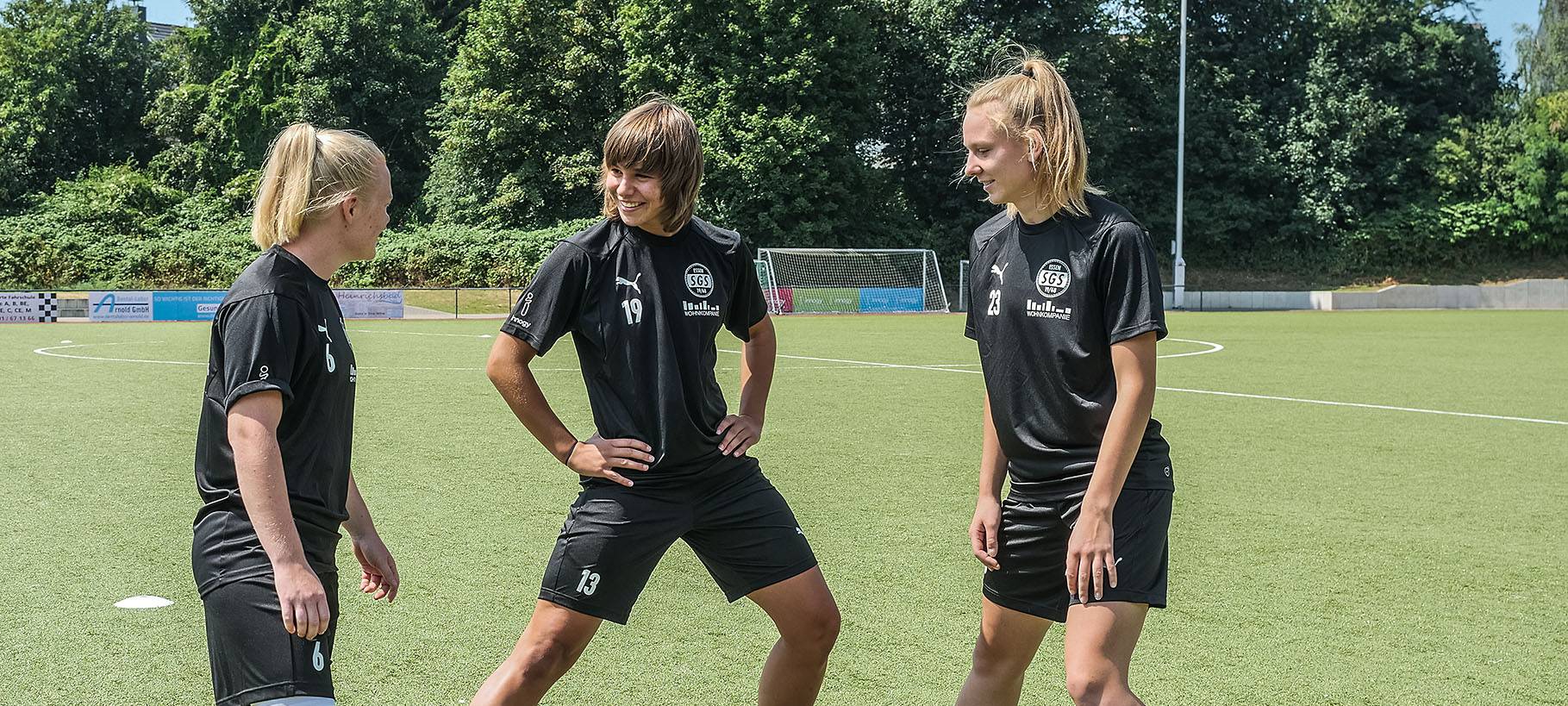 Frauenfussball in Essen: 1. Bundesliga Frauen, SGS Essen, erstes Training. Die Fotos entstanden am 14.7. 2018 auf dem Kunstrasenplatz an der Ardelhütte 166. Auf dem Foto: Jule Dallmann, Lena Oberdorf, Annalena Rieke Michael Gohl / FUNKE Foto Services