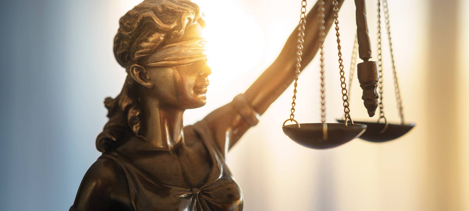 Drei Männer wegen Einbruchserie vor Gericht