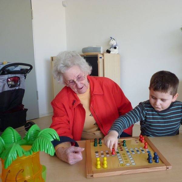 Oma und Kind spielen