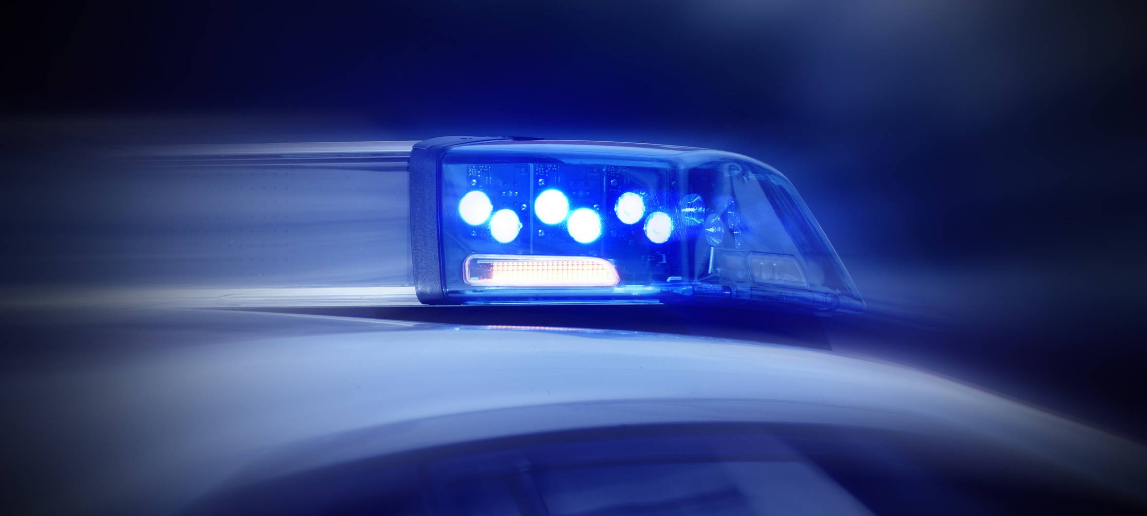 Polizeiauto mit eingeschaltetem Blaulicht in Nahaufnahme (Symbolbild).
Bei Verwendung in Social Media muss die Bildquelle am Bild genannt werden; bei Verwendung als Nachrichtenbild spielt das System diese automatisch mit aus.