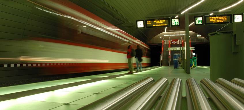 An dieser U-Bahn-Station fährt gerade eine Bahn an (Symbolbild).