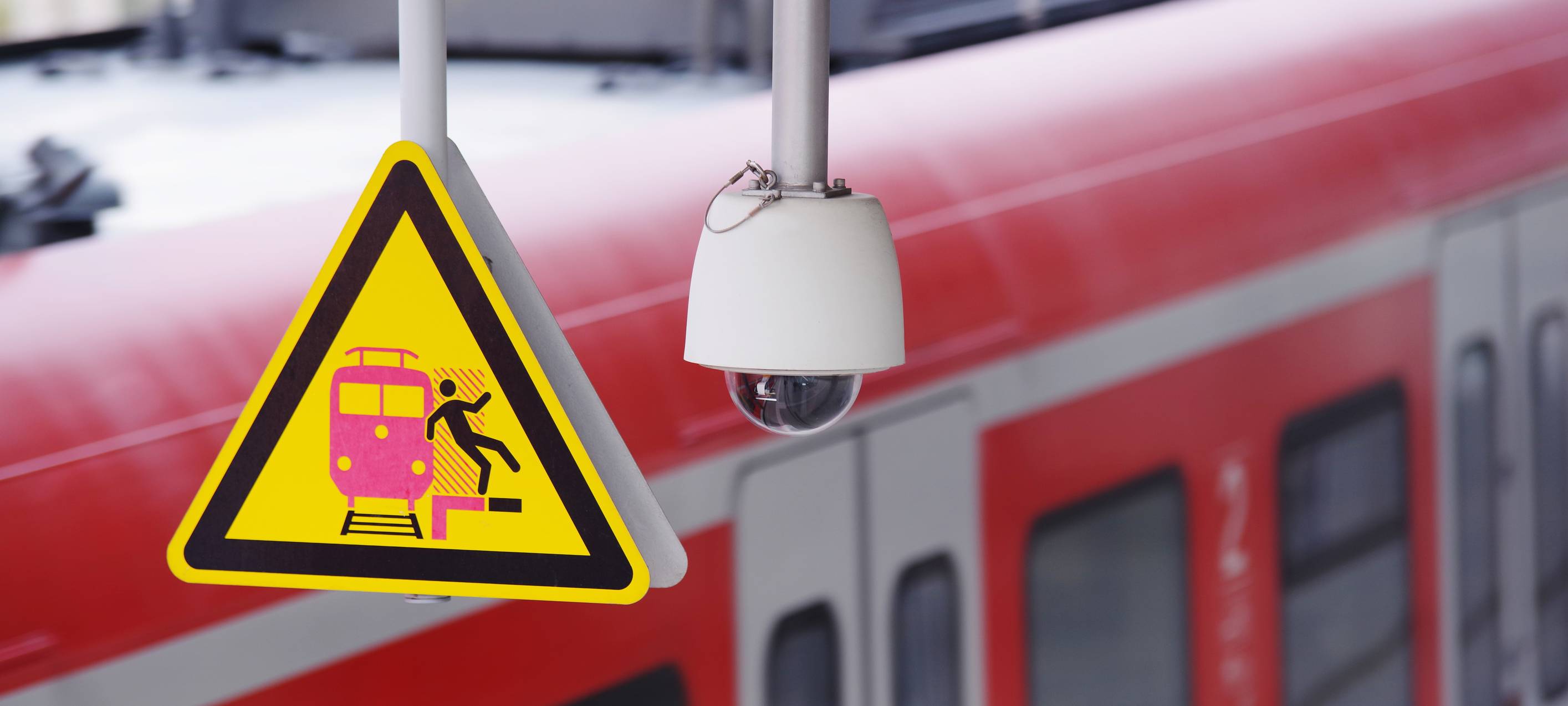 Eine Überwachungskamera an einem Bahnhof (Symbolbild).
Bei Verwendung in Social Media muss die Bildquelle am Bild genannt werden; bei Verwendung als Nachrichtenbild spielt das System diese automatisch mit aus.