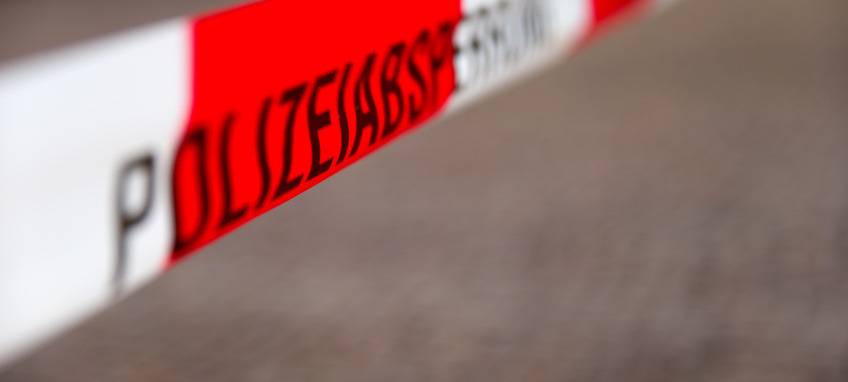 Ein Absperrband der Polizei in Nahaufnahme (Symbolbild).