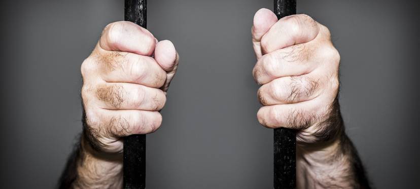 Ehemalige Häftlinge sprechen mit Jugendlichen