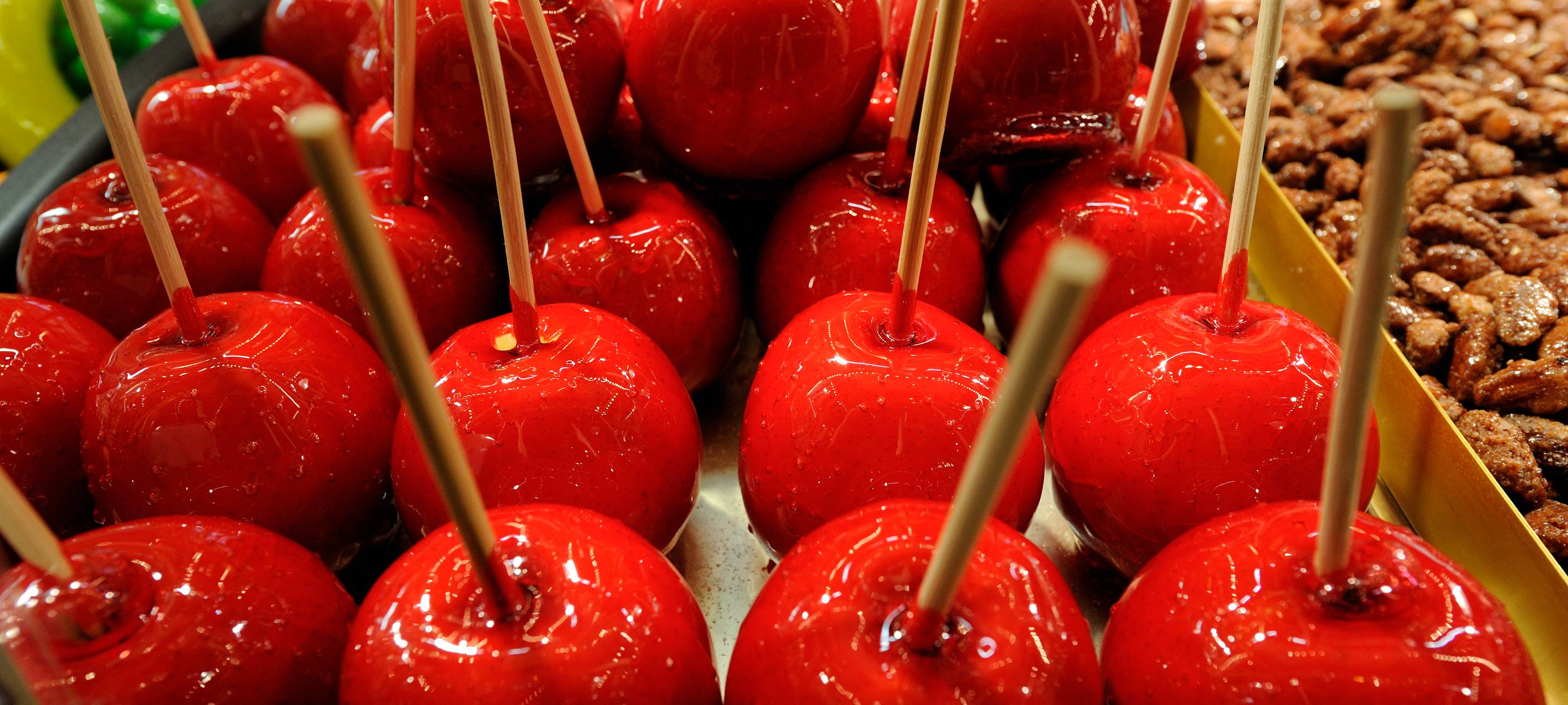 Der Bochumer Weihnachtsmarkt eröffnete am Donnerstag, 18. November 2010. Kandiertes Obst gehört zum Weihnachtsfest.