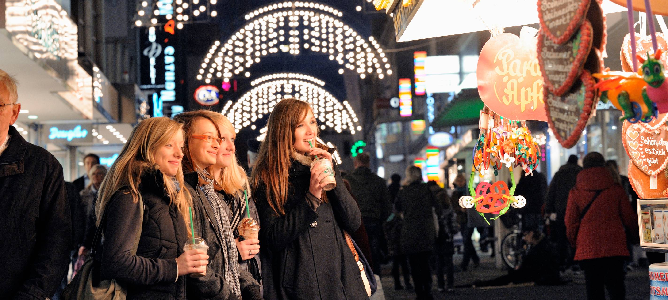 Auf dem Bochumer Weihnachtsmarkt drängen sich die Besucher.