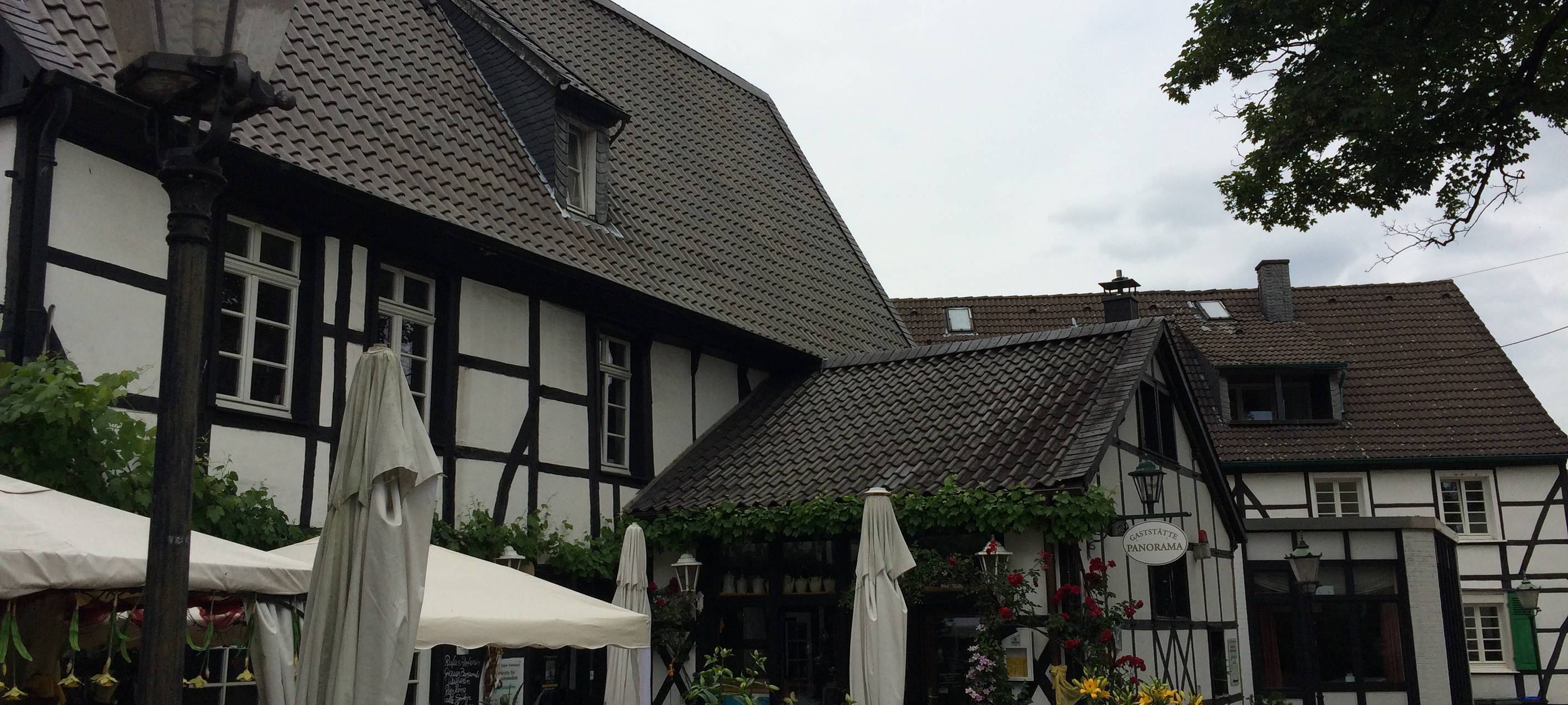 Cafes und Restaurants begrüßen bislang nur wenige Gäste