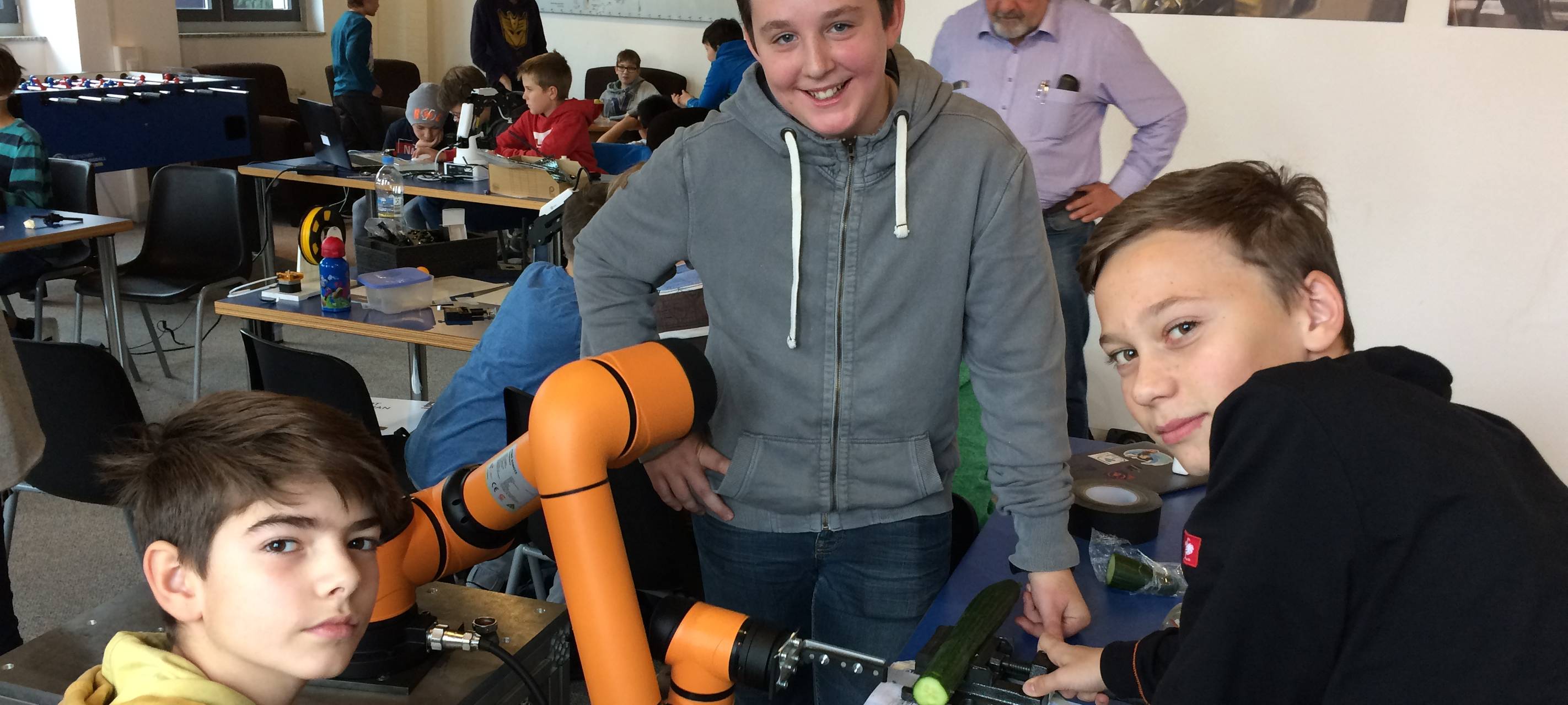 Konstantin, Benjamin und Laurentz haben einen Gurkenroboter in der Entwicklerwerkstatt in Wetter gebaut. (vlnr)