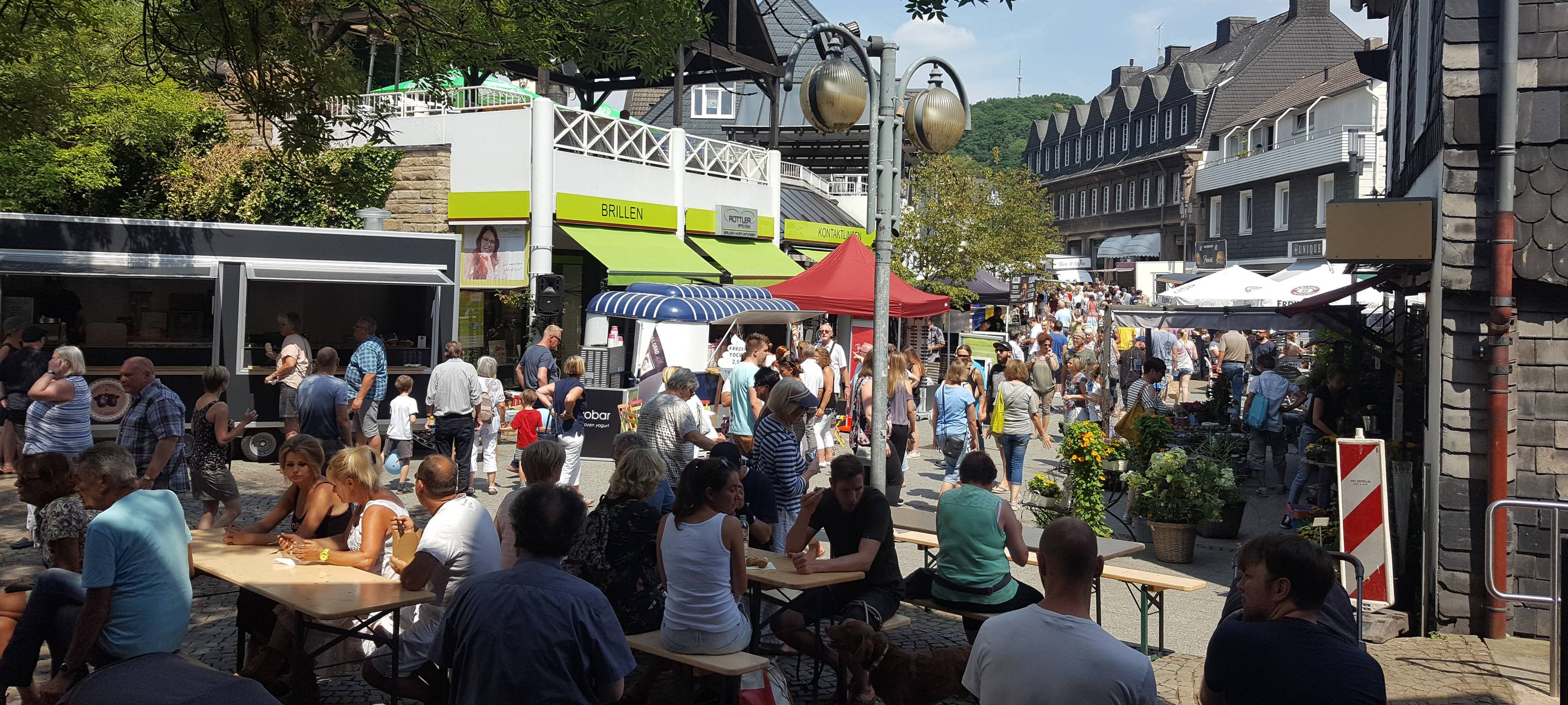 Die Herdecker Innenstadt ist voll beim 1. Herdecker Street Food Festival.