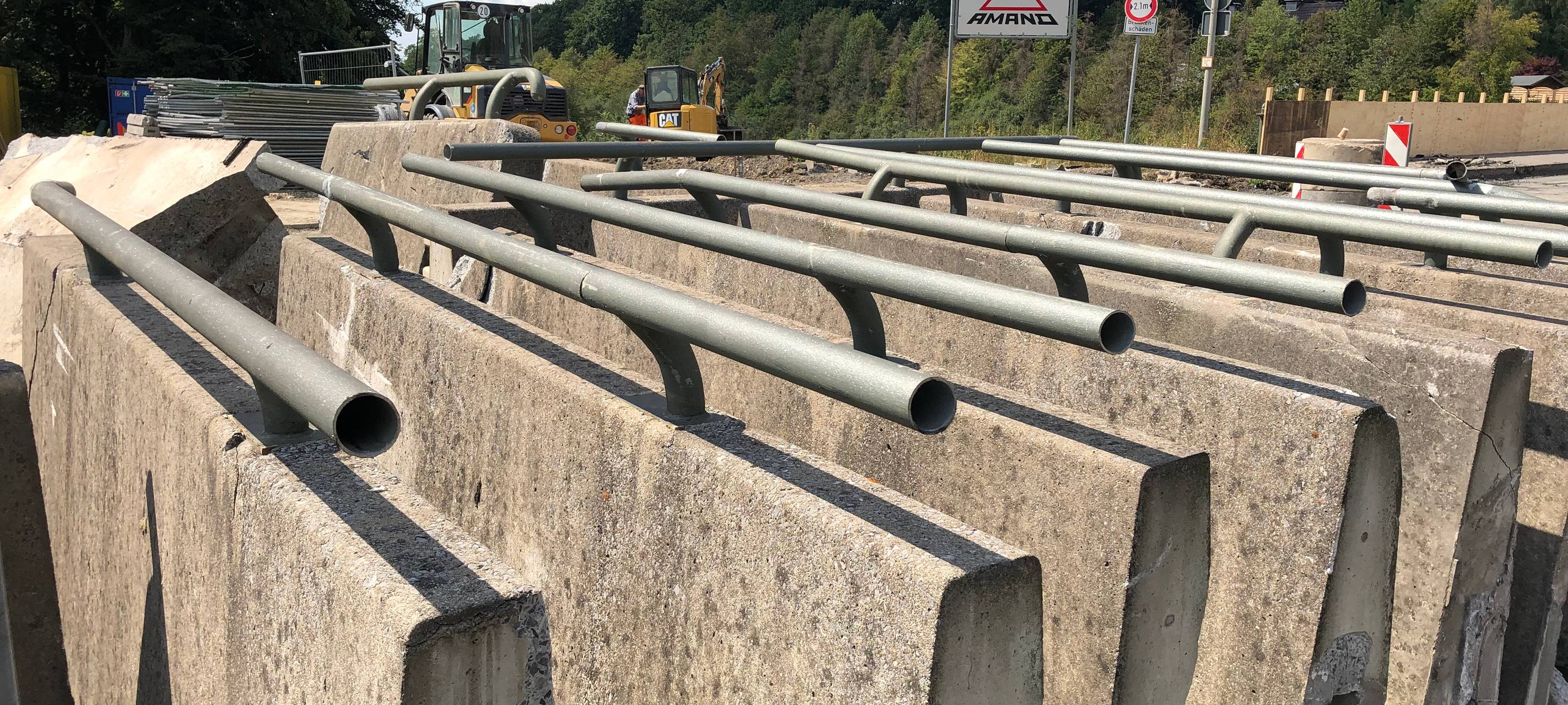 Einige Aufbauten der alten Brücke sind schon abgerissen