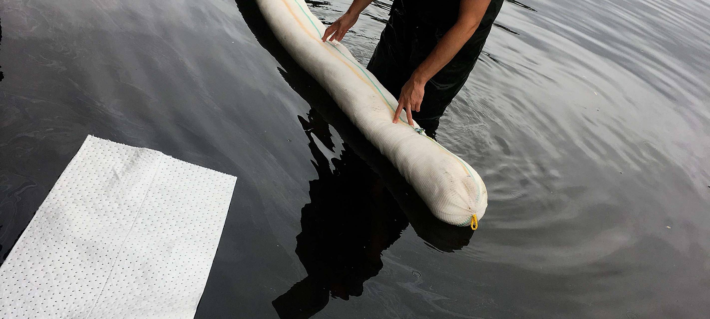 Feuerwehr zieht Motorroller aus der Ruhr