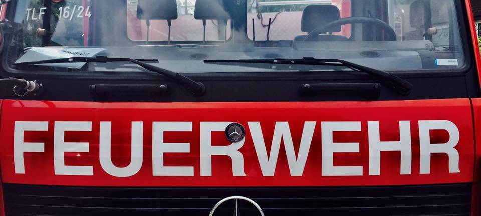 Feuerwehr löscht Wohnungbrand