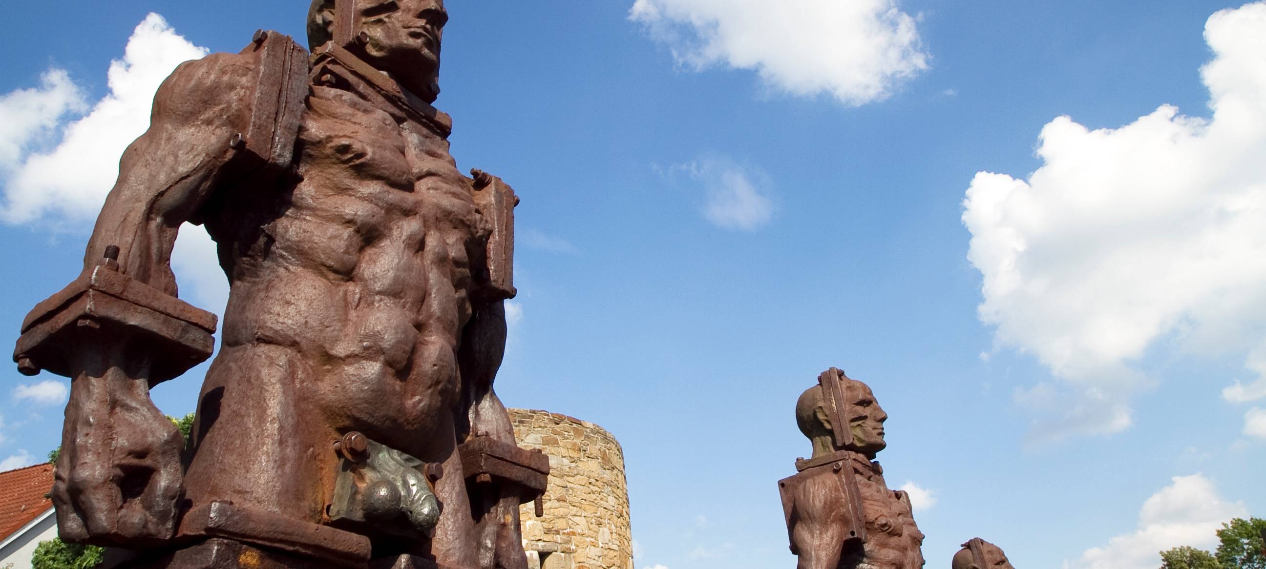 Die Eisenmänner des polnischen Bildhauers Zbigniew Frączkiewicz aus dem Jahre 1996 an der Hattinger Stadtmauer vor dem Bruchtorturm nahe dem Busbahnhof.