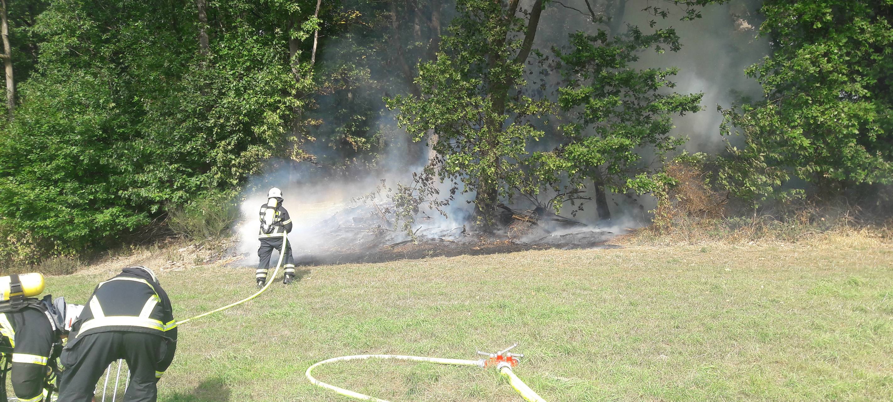 Feuerwehr löscht Waldbrand