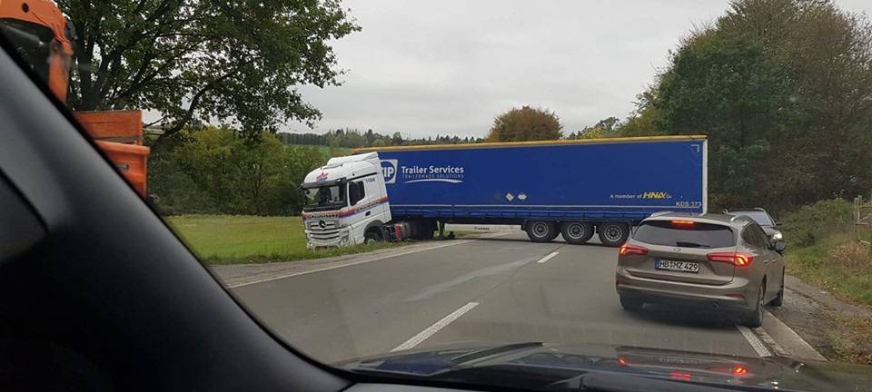 Lastwagen fährt sich beim Wenden fest