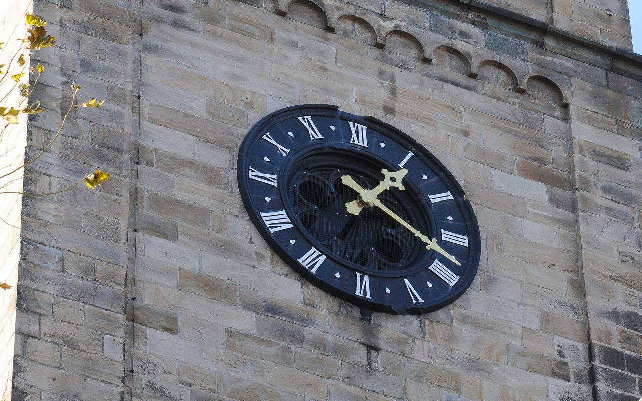 Die Uhr am Südturm der Christuskirche Schwelm: Hier ein Bild von vor dem Diebstahl - die goldfarbenen Zeiger hängen noch.