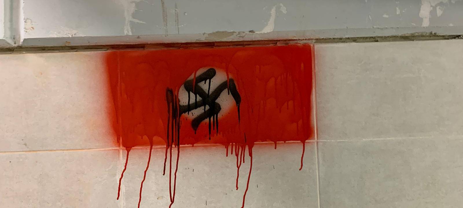 Nazi-Symbole am Bahnhof