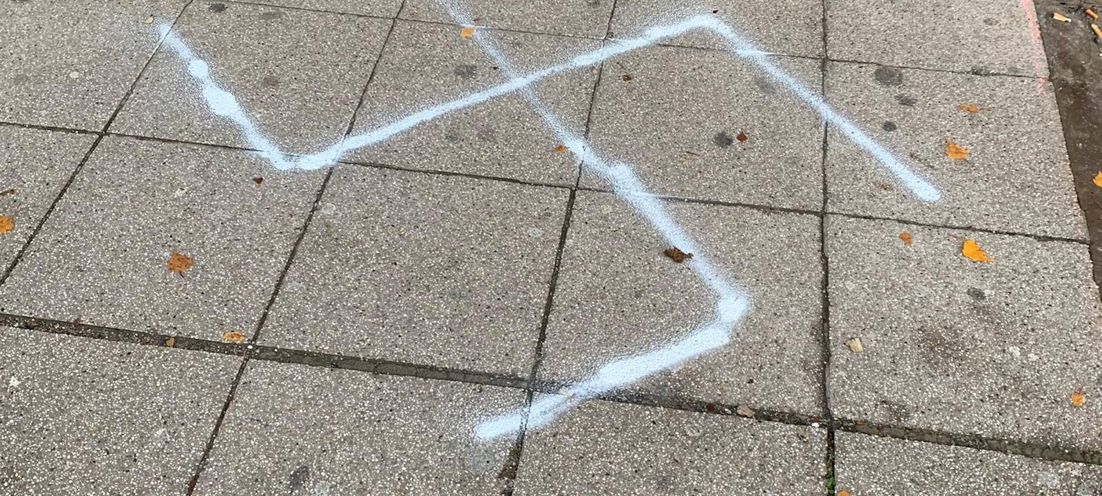 Nazi-Symbole am Bahnhof