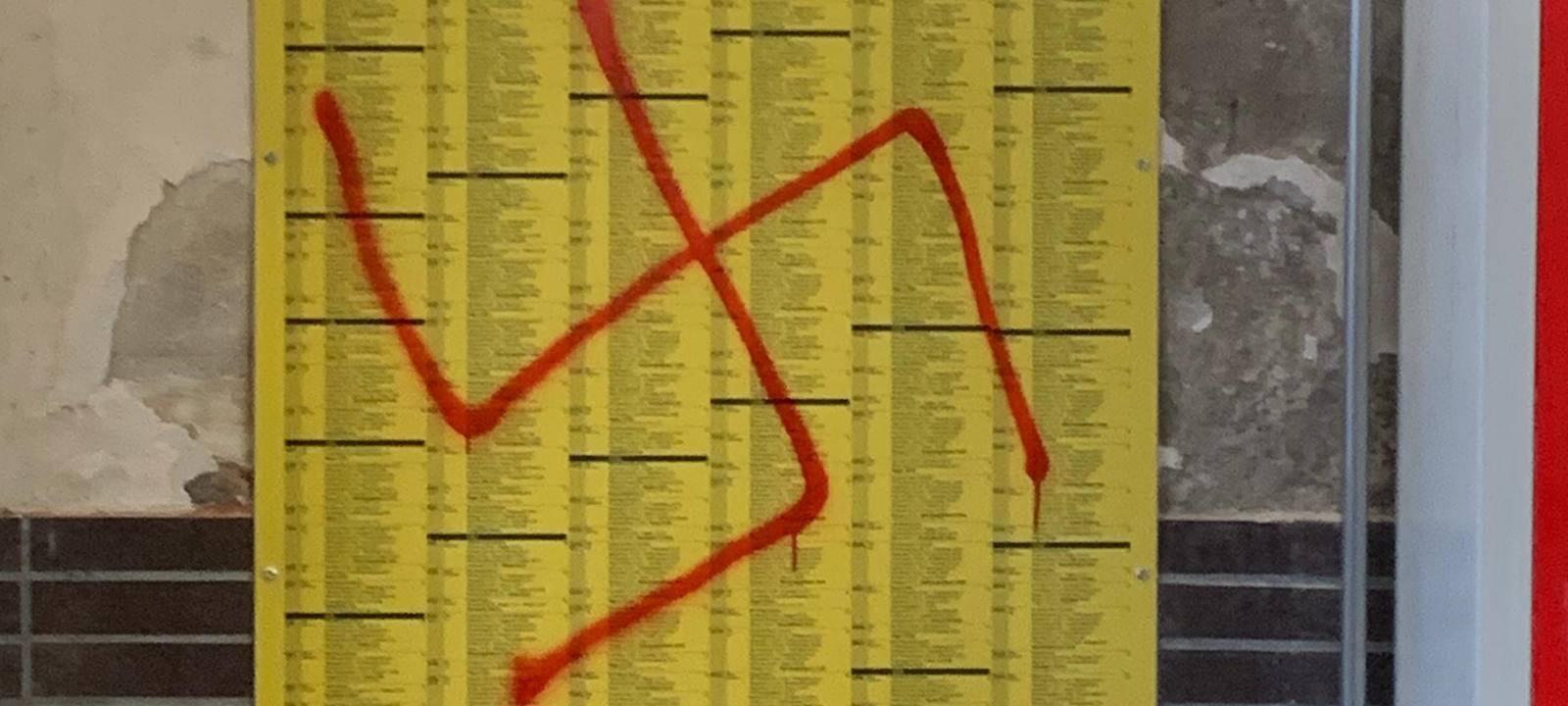 Nazi-Symbole am Bahnhof