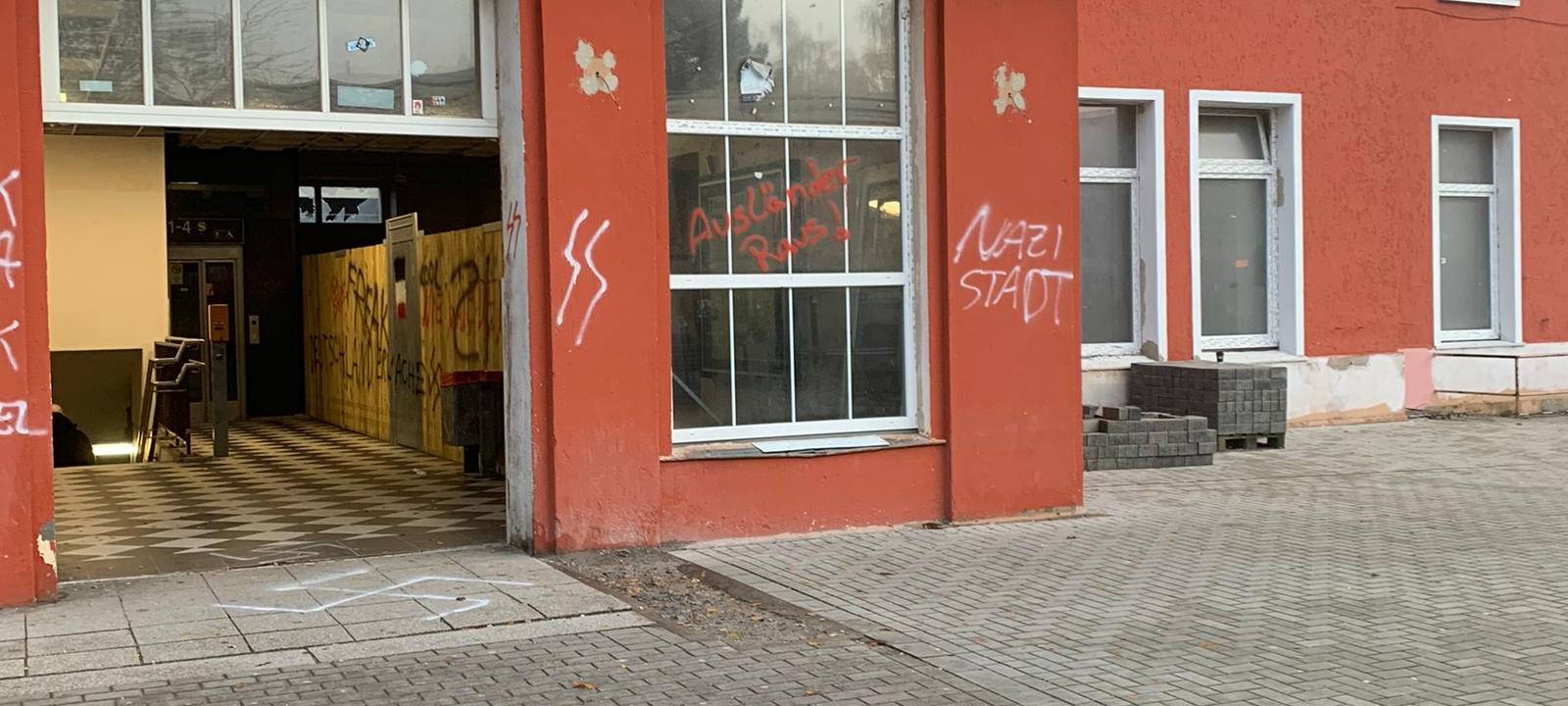Nazi-Symbole am Bahnhof