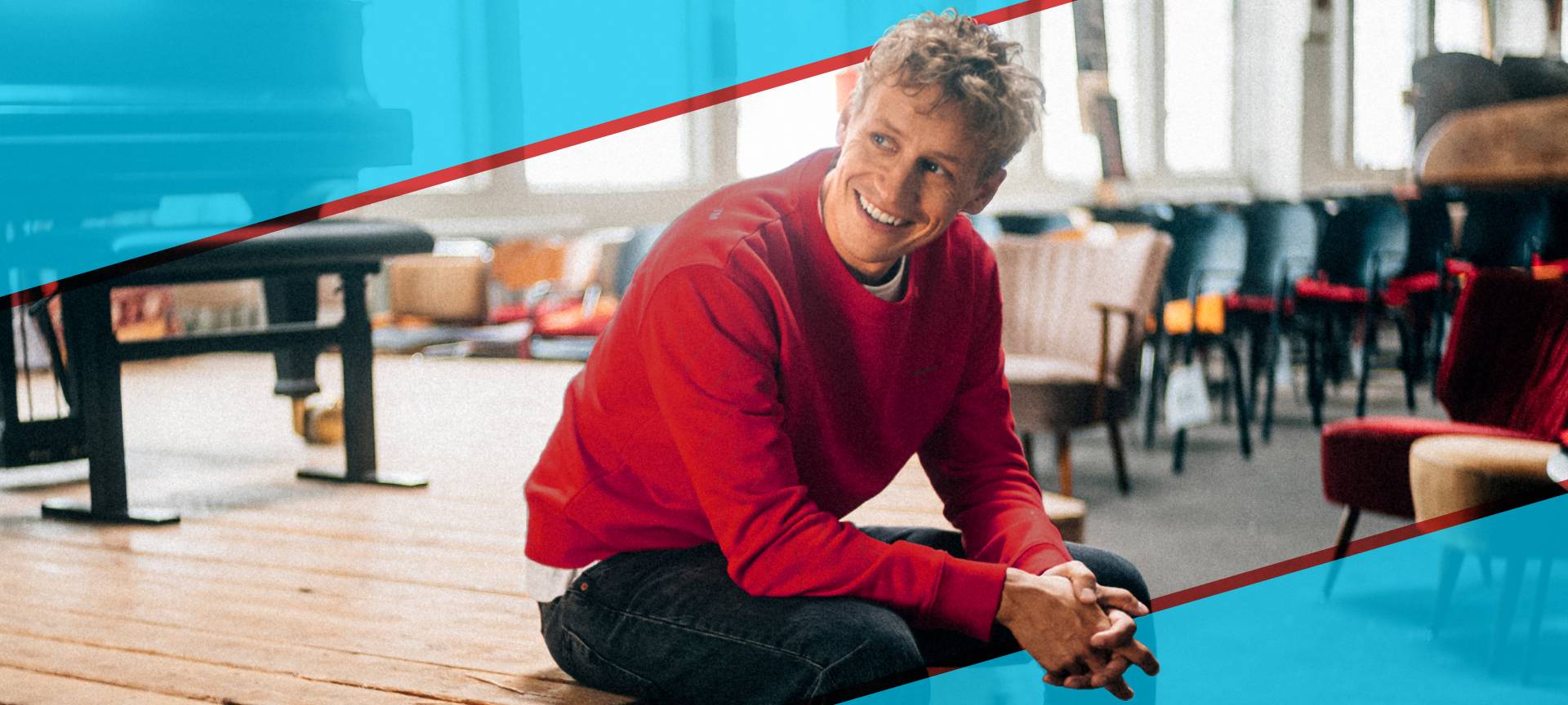 Tim Bendzko sitzt auf einer Bühne und wartet auf seinen Auftritt.