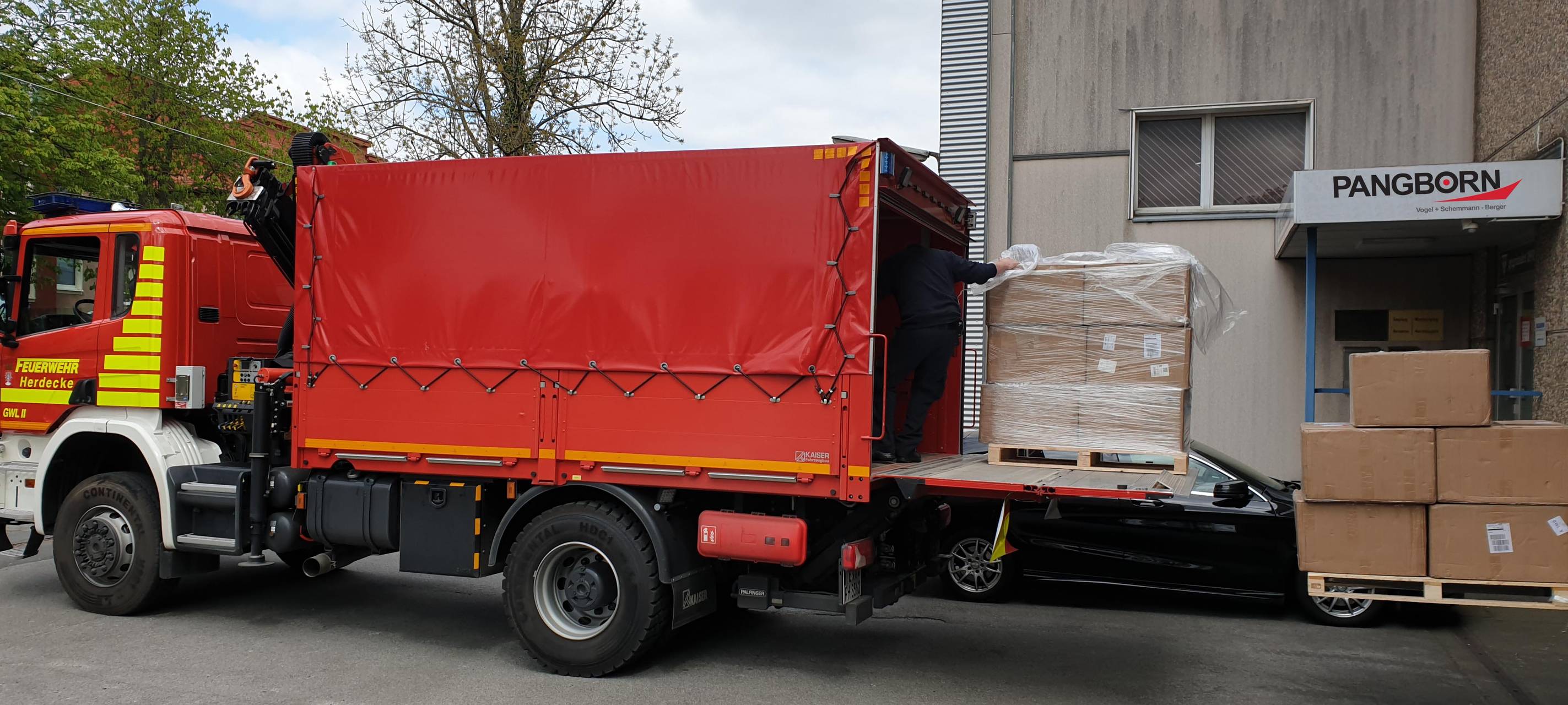 Feuerwehr organisiert Schutzmasken aus China