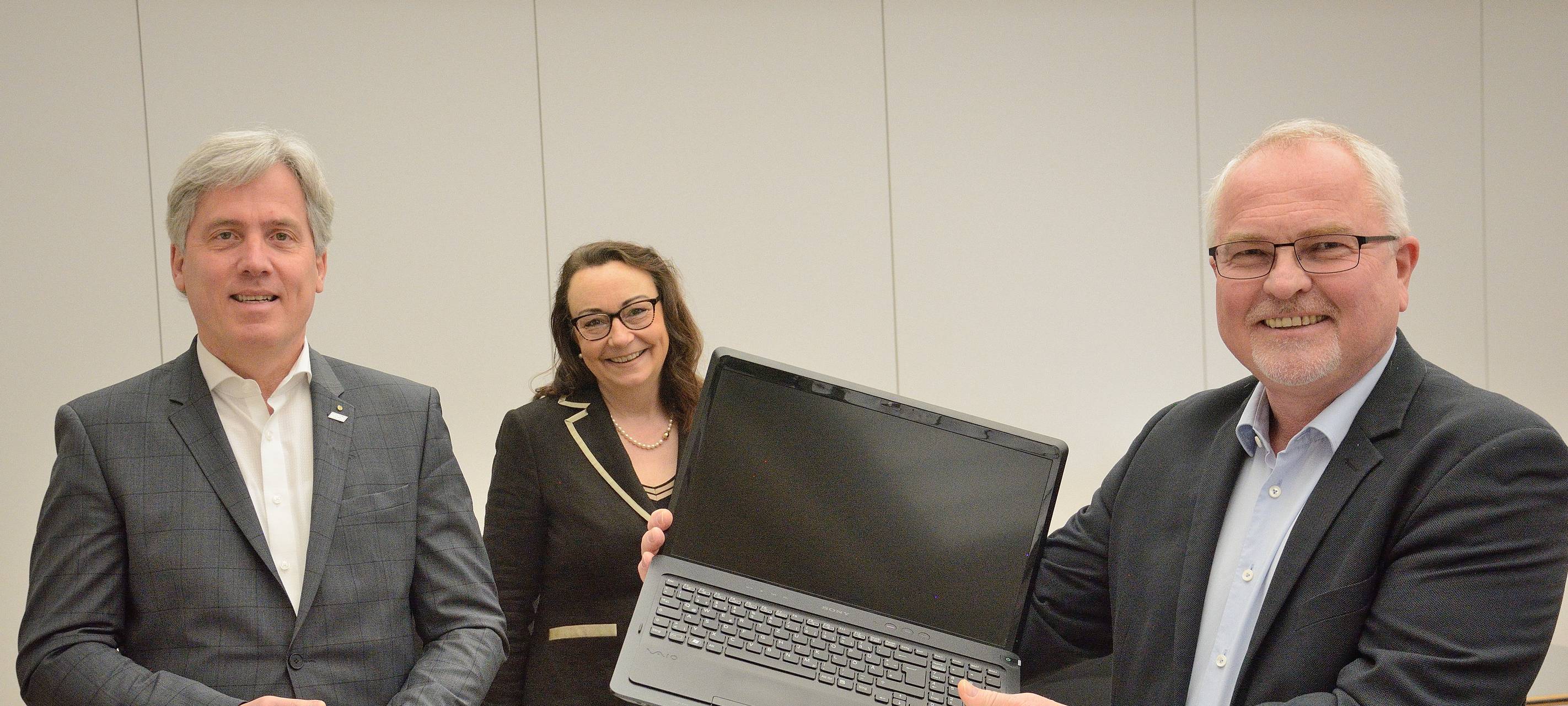 Arbeitgeberverbände Ruhr/Westfalen spenden Laptops