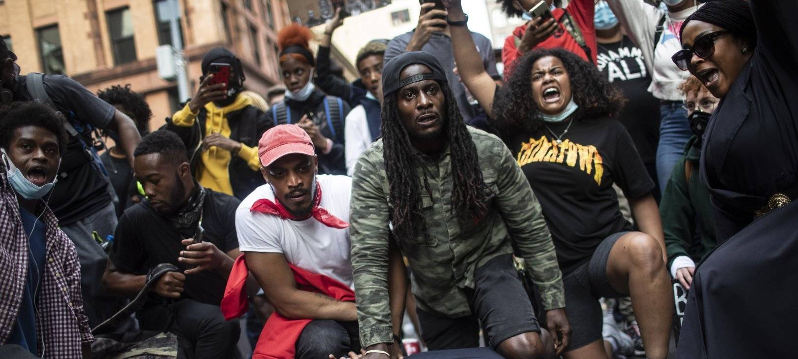 Demonstranten in New York stellen den Polizeieinsatz nach, bei dem George Floyd gestorben war. (Foto: Wong Maye-EAP/dpa)
