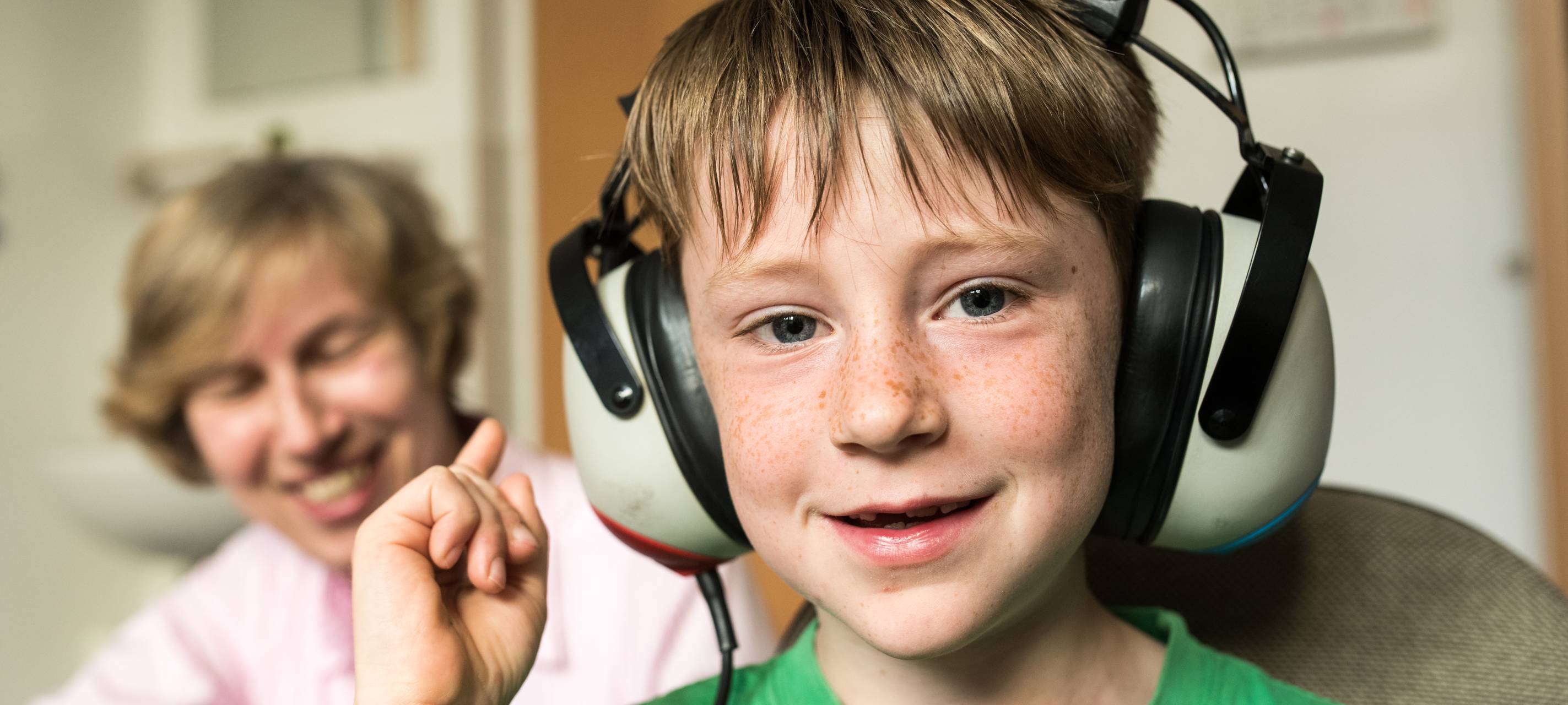 Essen, 12.07.2019. Der sechsjährige Emil macht einen Hörtest unter den Augen von Krankenschwester Ulla Knode Aufgenommen im Gesundheitsamt der Stadt Essen.