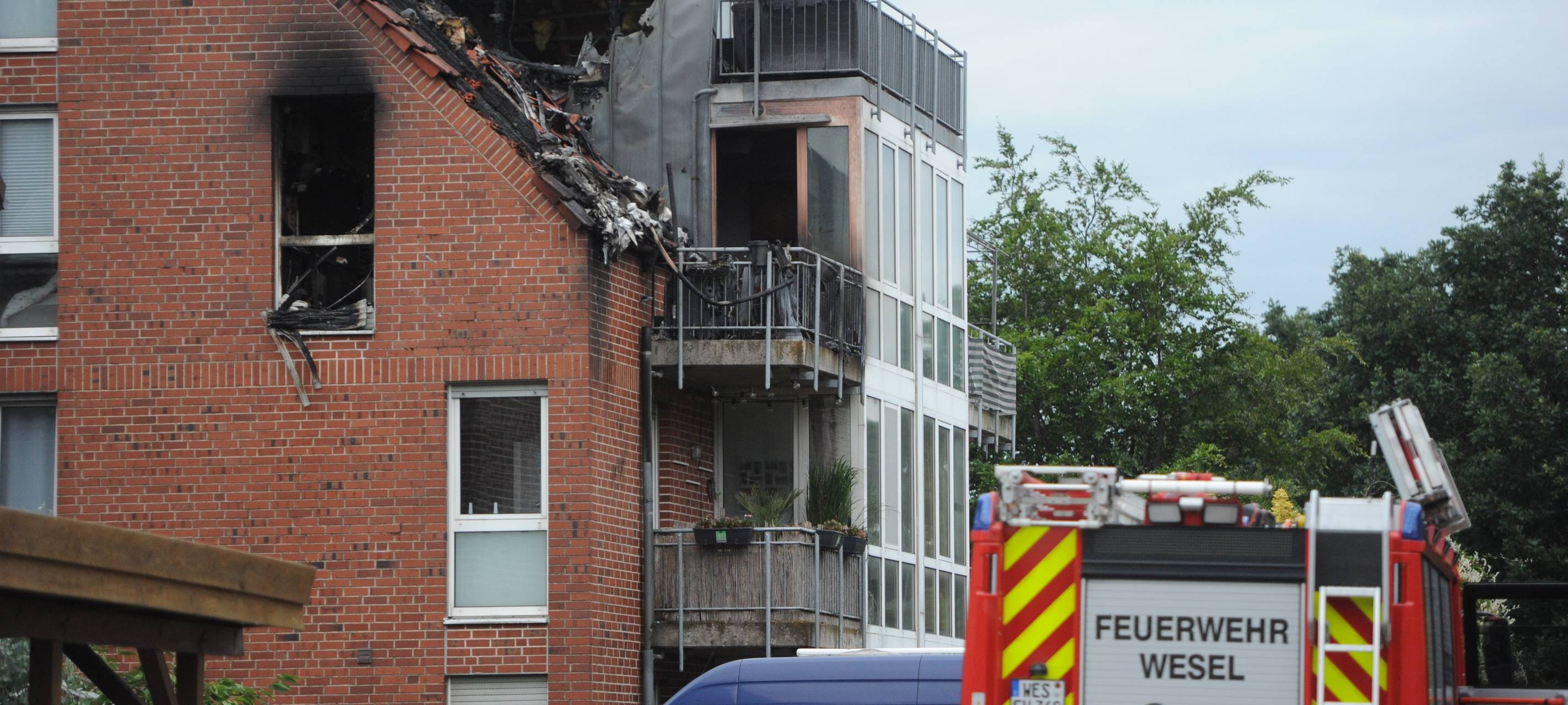 Außenansicht des Hauses am Samstag, 25.07.2020 in Wesel-Lackhausen. Es ist unbewohnbar. Ein Ultralight-Flugzeug ist gegen 14:30 Uhr in ein Wohnhaus am Färberskamp gestürzt. Drei Menschen starben, darunter eine Bewohnerin.