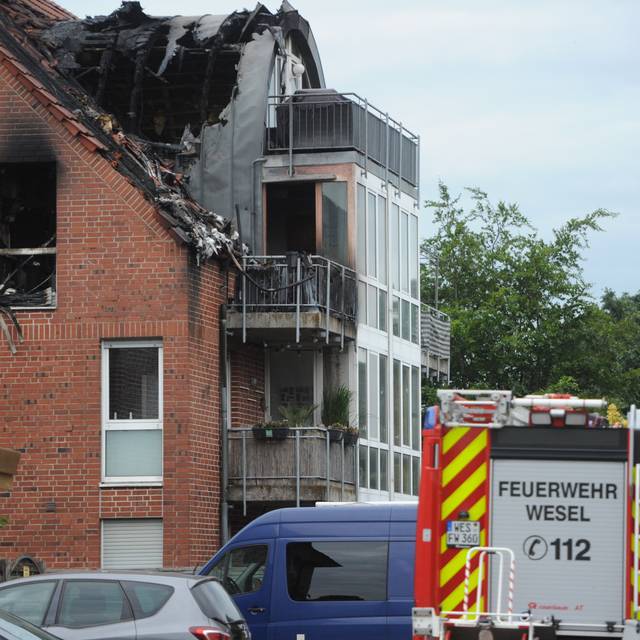 Außenansicht des Hauses am Samstag, 25.07.2020 in Wesel-Lackhausen. Es ist unbewohnbar. Ein Ultralight-Flugzeug ist gegen 14:30 Uhr in ein Wohnhaus am Färberskamp gestürzt. Drei Menschen starben, darunter eine Bewohnerin.