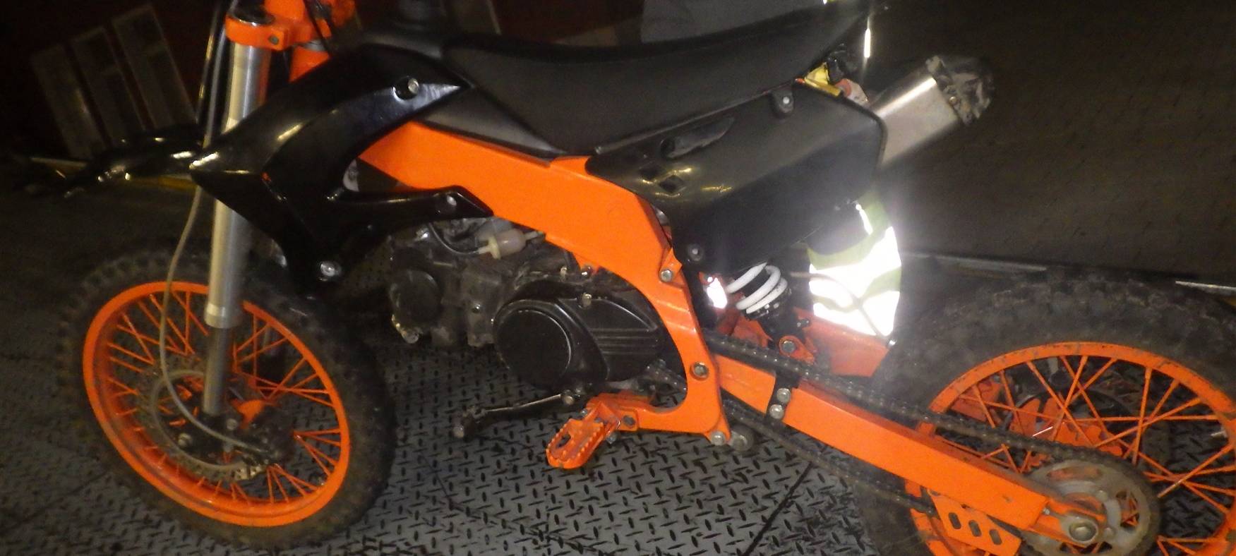 Motorrad liegt in Bahngleisen