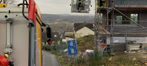Feuerwehr rettet Unfallopfer mit Drehleiter