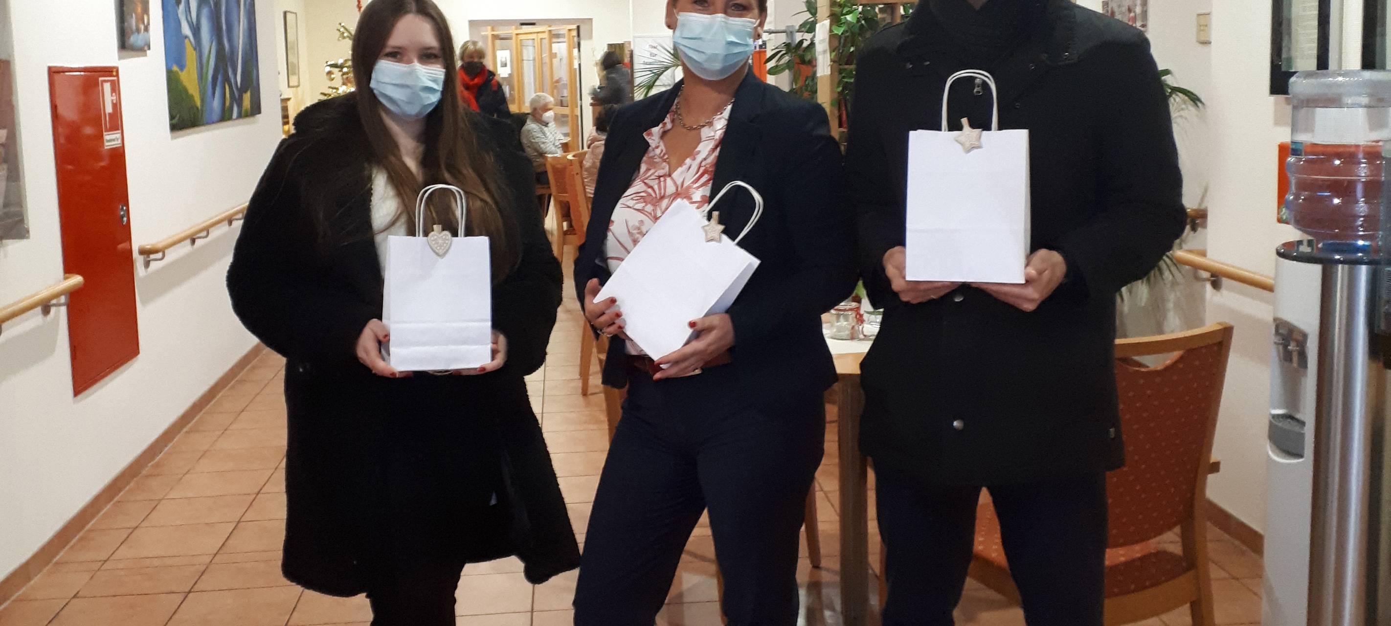 Junge Leute beschenken Senioren