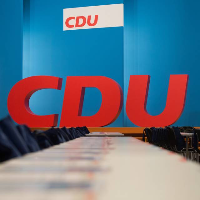 CDU Logo Tische Stühle Parteitag