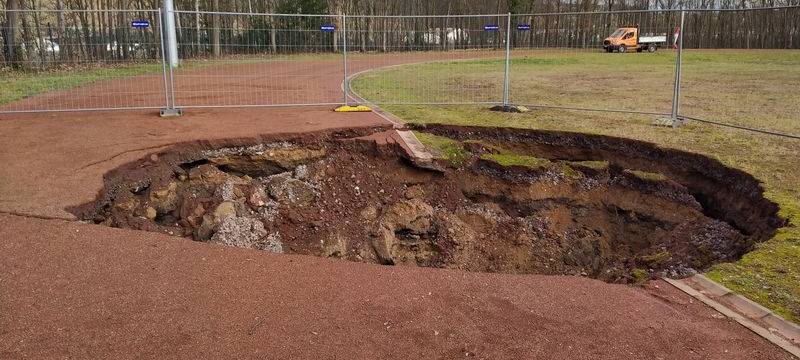 Erdmassen sacken ab und sorgen für ein großes Loch