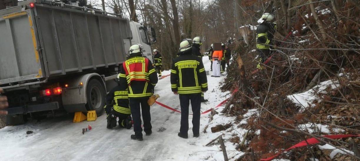 Feuerwehr rettet 18 Tonner vor Absturz