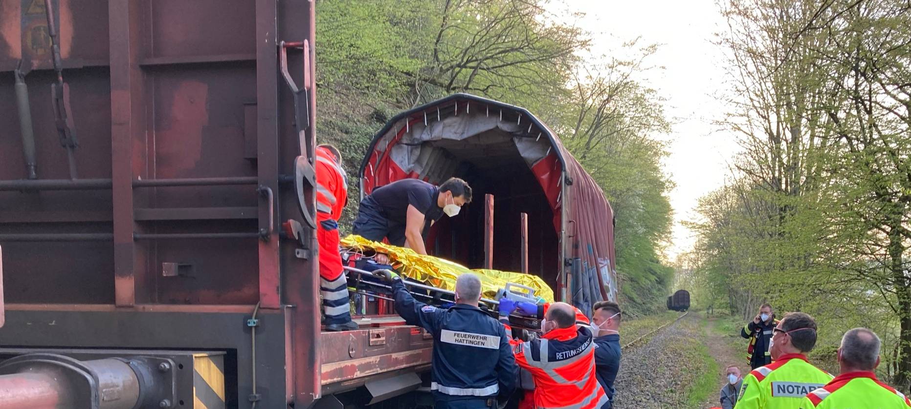 Jugendliche stürzen Steilhang hinunter