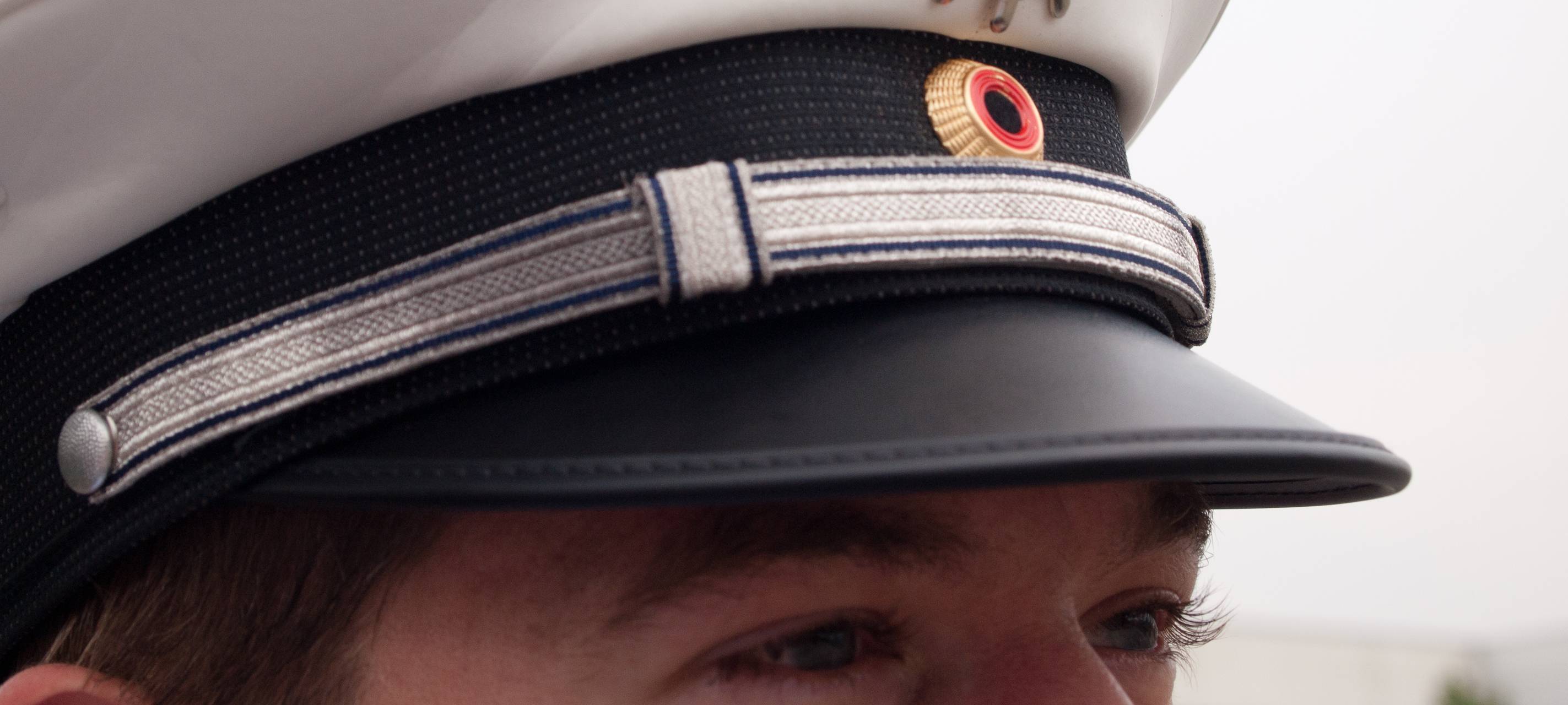 Einbrecher schleicht sich an Wohnungsinhaberin vorbei