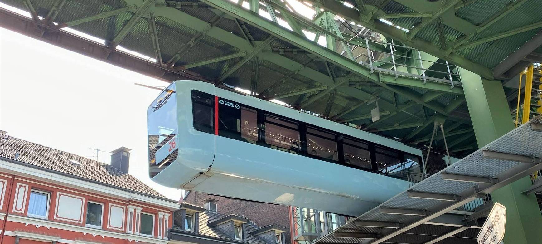 Schwebebahn steht wegen Polizeieinsatz