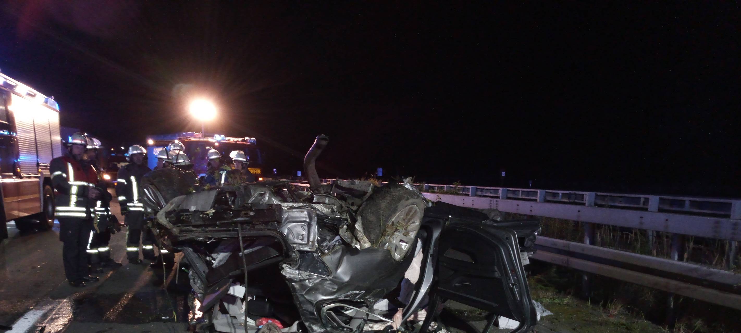 Auto überschlägt sich und liegt auf dem Dach - Unfall A1 bei Gevelsberg