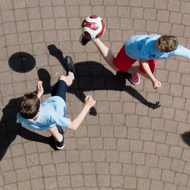 Für Kinder stehen beim Fußball Spaß und Bewegung im Vordergrund.
