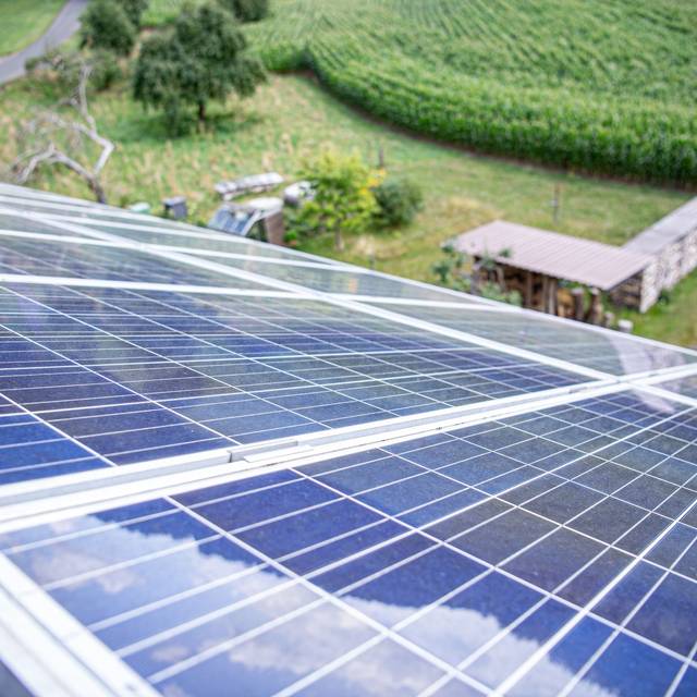 Für die Installation von Photovoltaikanlagen an Privathäusern stehen verschiedene Förderungen von Bund und Ländern zur Verfügung.