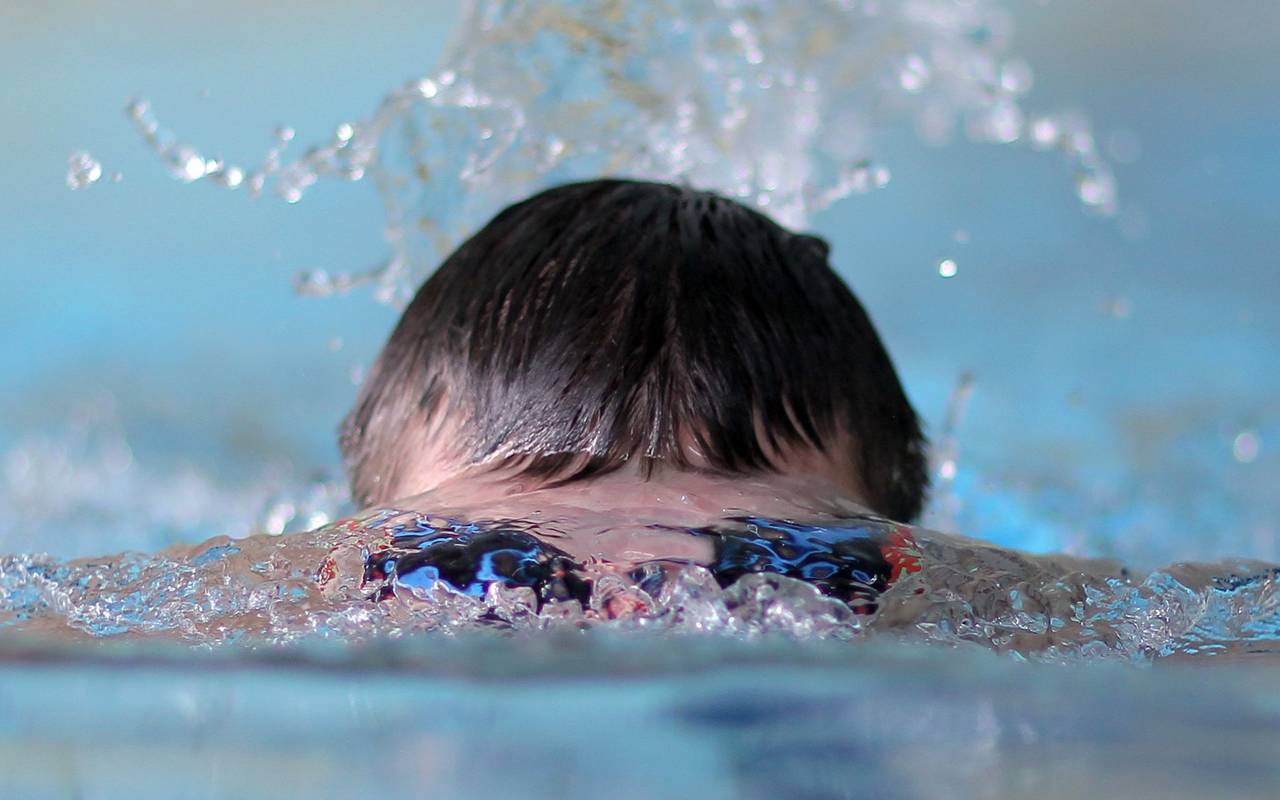 Beim Schwimmen verbrauchen Sportler viele Kalorien.