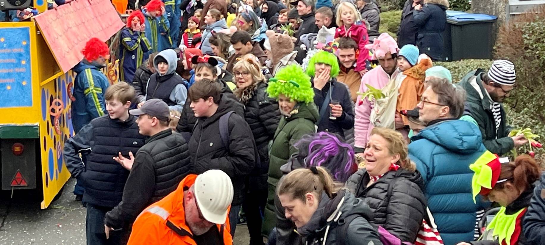 Tausende feiern beim Rosenmontagszug in Holthausen
